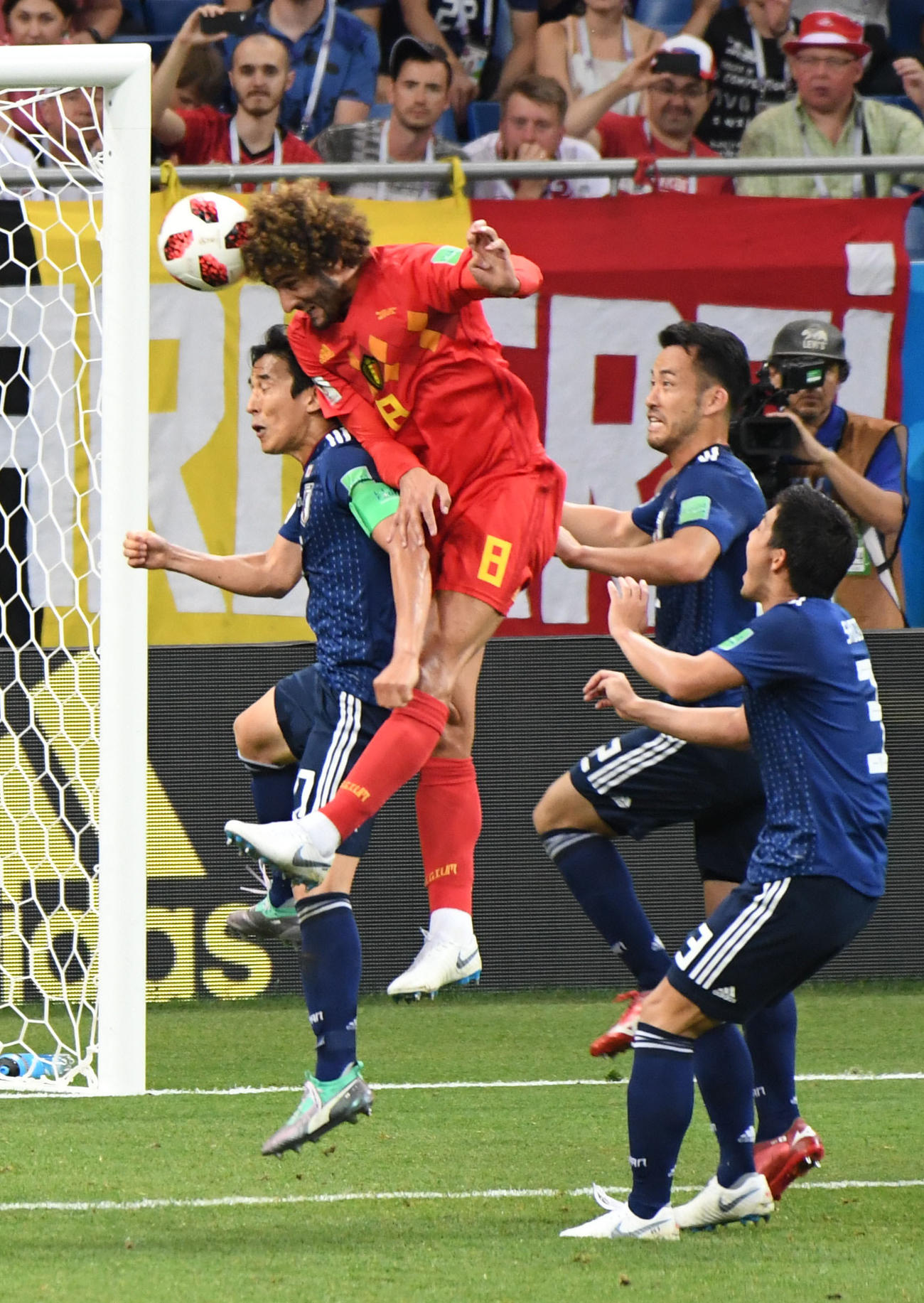 18年7月2日、W杯ロシア大会日本－ベルギー　後半、ヘディングシュートを決めるベルギーMFフェライニ。左から日本MF長谷部、1人おいてDF吉田、DF昌子