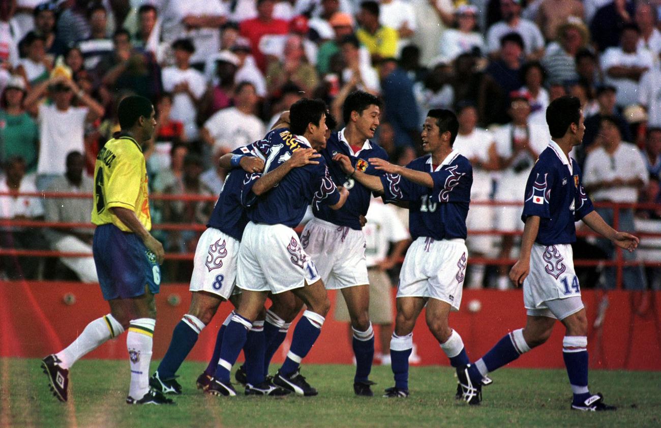 96年7月21日、アトランタ五輪男子予選リーグD組　日本対ブラジル　後半27分、決勝ゴールを決め喜ぶ左から伊東輝悦、路木龍次、鈴木秀人、遠藤彰弘、中田英寿。左端はブラジルのロベルト・カルロス