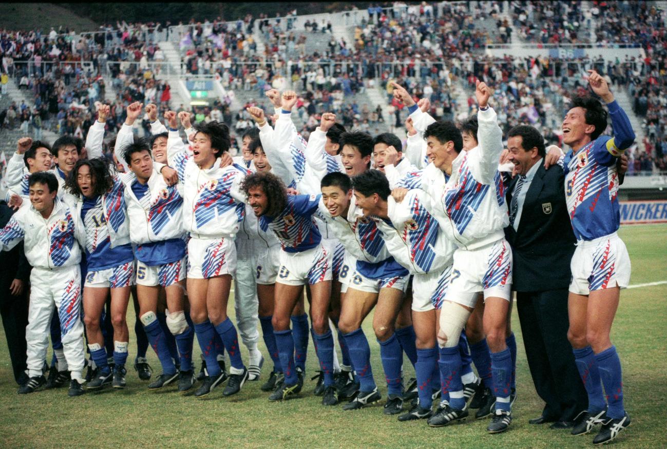 第10回アジアカップサッカー選手権大会・決勝戦　日本対サウジアラビア　優勝を決めてハンス・オフト監督（右から2人目）をとともに大喜びの、北澤豪（14）、ラモス瑠偉（10）、井原正巳（7）ら日本代表イレブン（1992年11月8日撮影）