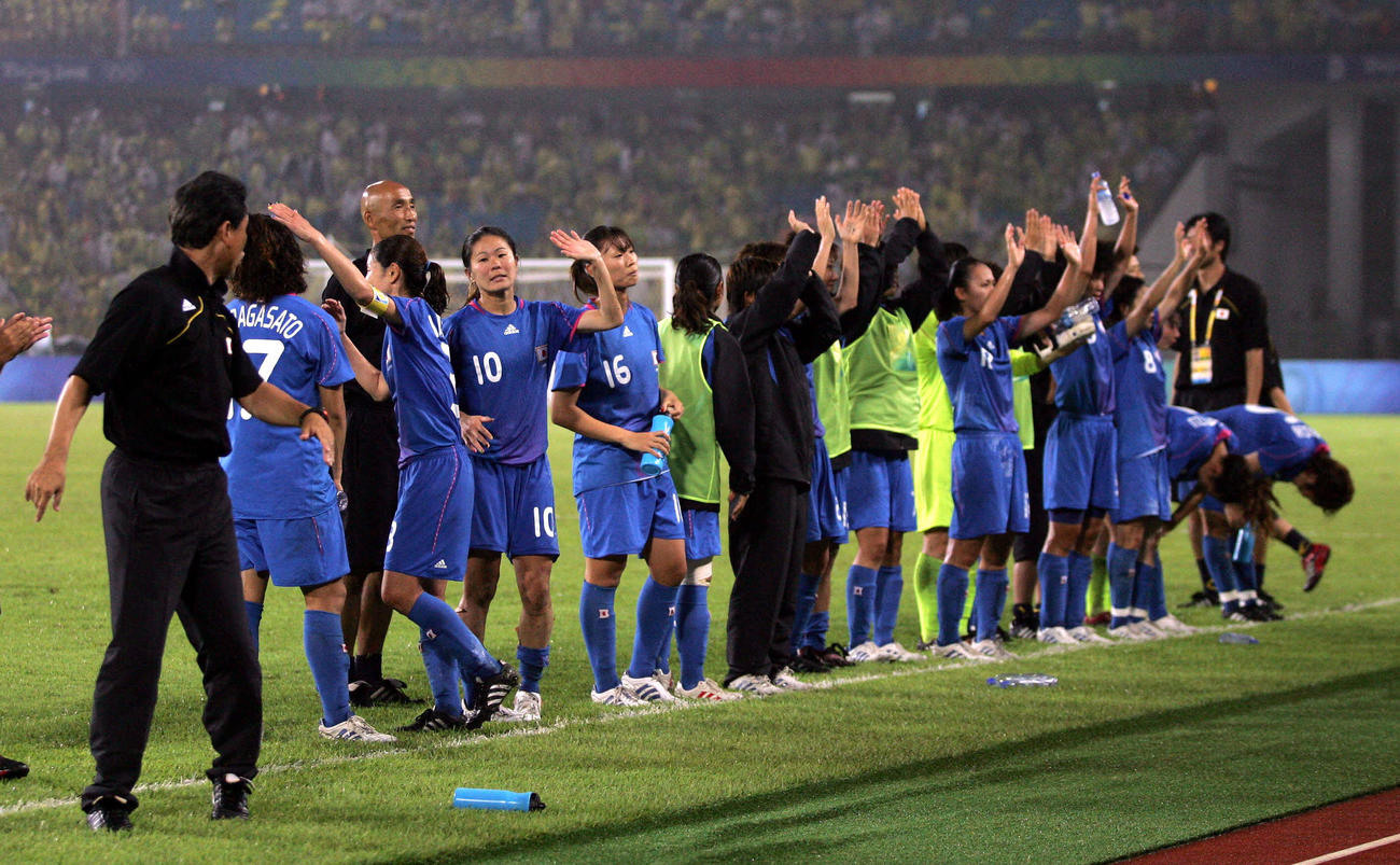 北京五輪サッカー女子3位決定戦　日本対ドイツ　試合終了後、観客に手を振る澤（背番10）らなでしこの選手（08年8月21日)