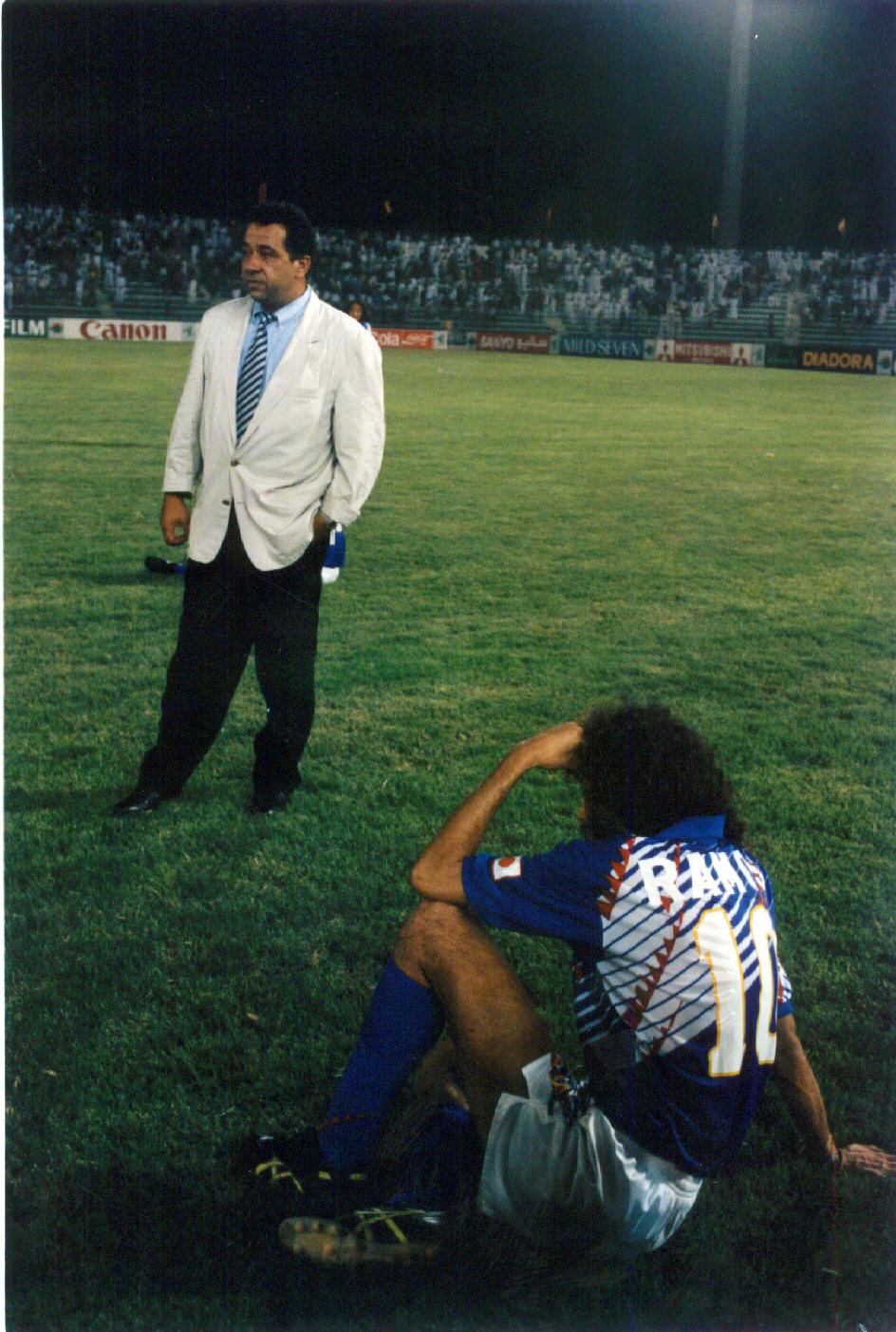 93年10月28日、イラクと引き分けてW杯予選敗退が決まり、力なく座り込んでしまうラモス瑠偉（右）左はハンス・オフト監督