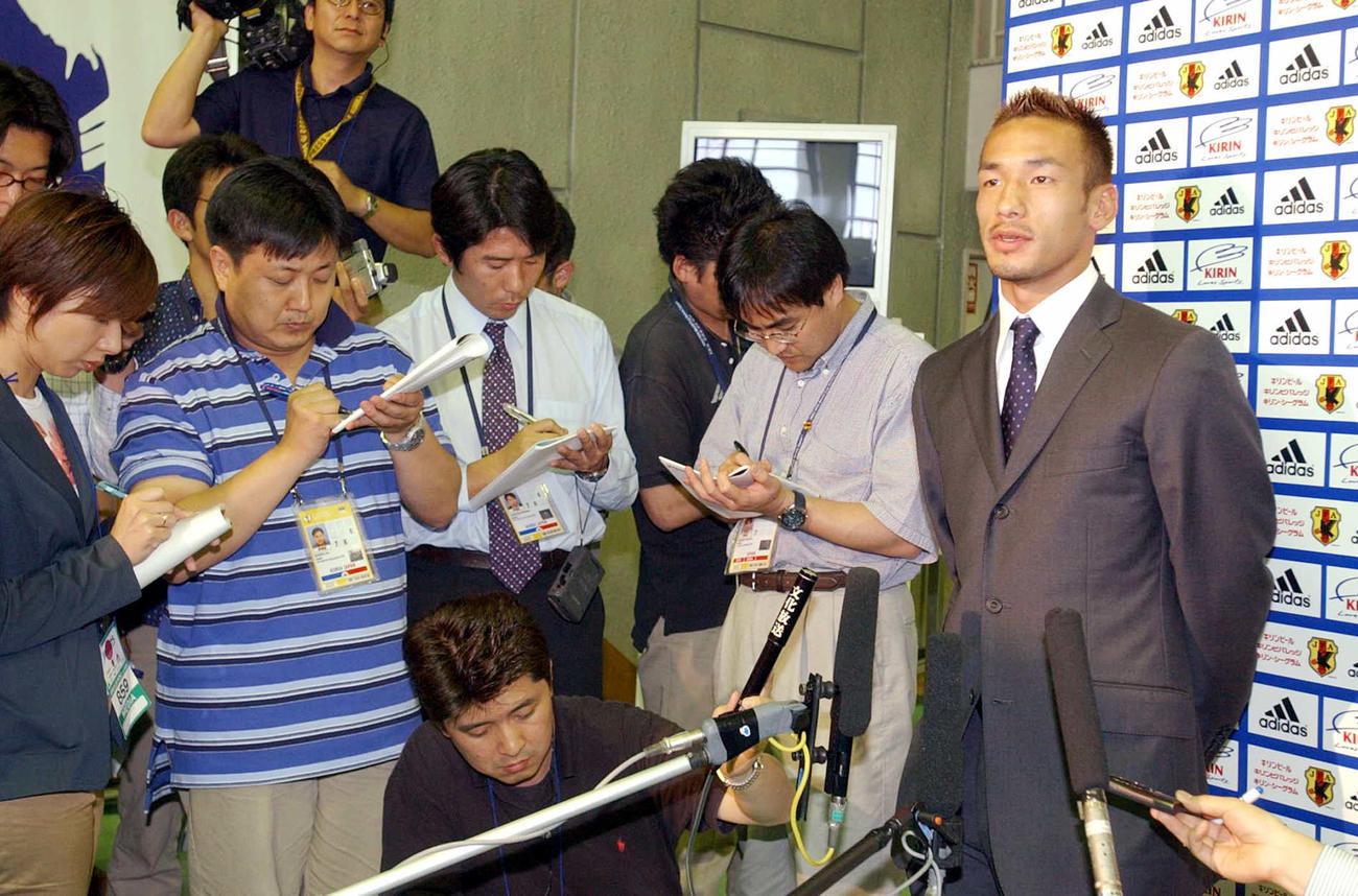 02年6月19日、トルコ戦敗戦から一夜明け、会見で今回のW杯などについて語るMF中田英寿