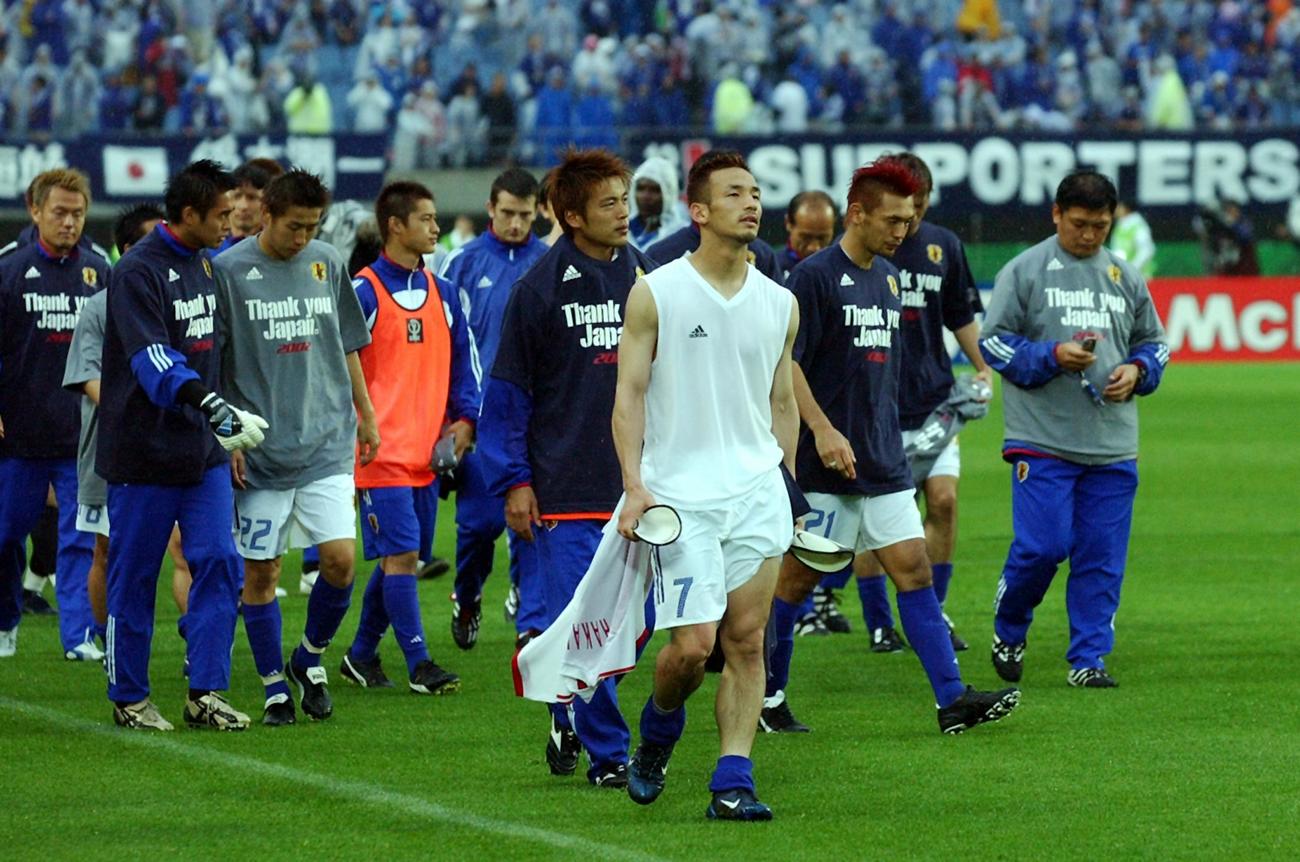 02年6月18日、W杯韓国・日本大会決勝トーナメント1回戦でトルコに敗れ、場内一周する中田英寿ら日本代表イレブン