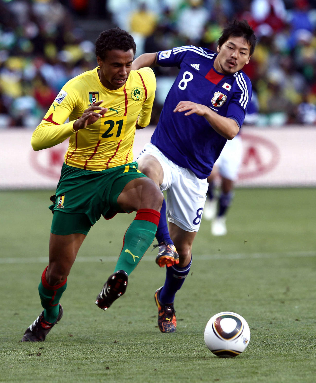 日本対カメルーン　前半、MFジョエル・マティプ（左）をかわしドリブルで攻め込むMF松井大輔＝2010年6月14日