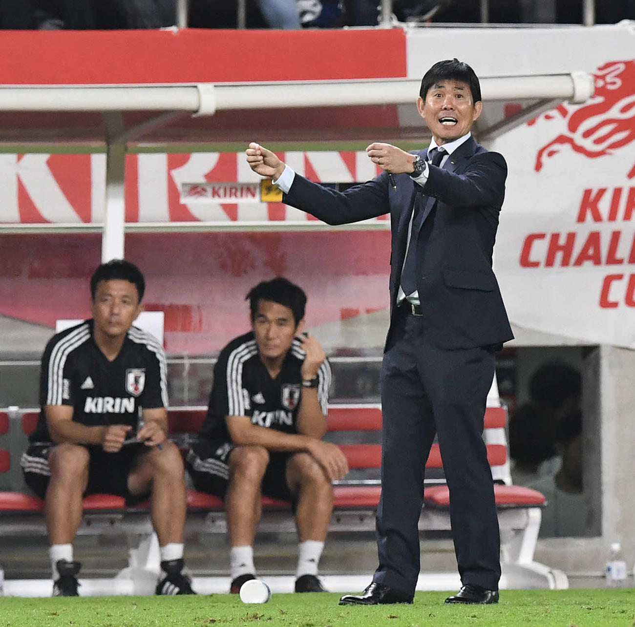 国際親善試合キリンチャレンジ杯　日本対パラグアイ　後半、指示を送る森保一監督（右）（19年9月5日撮影）