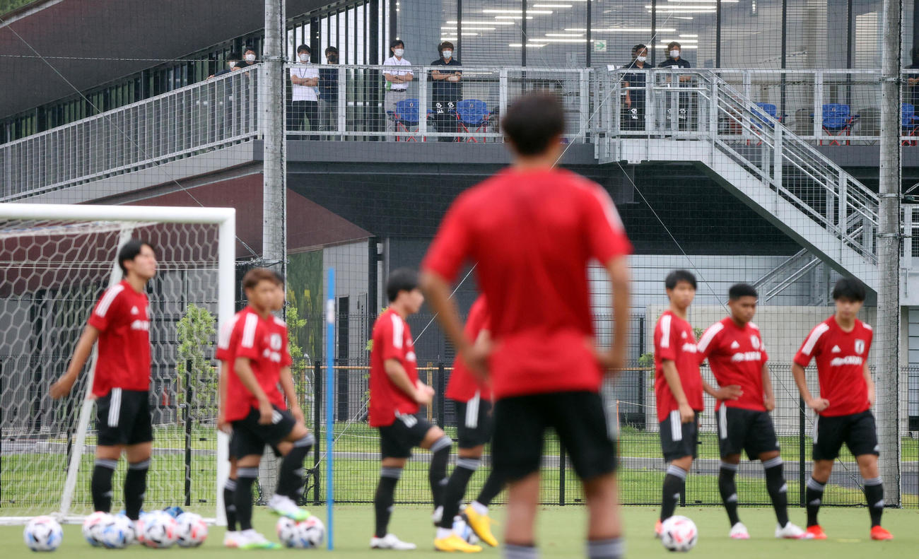 U18日本代表候補の選手たちの練習を視察する森保監督（上段右から4人目）（撮影・垰建太）