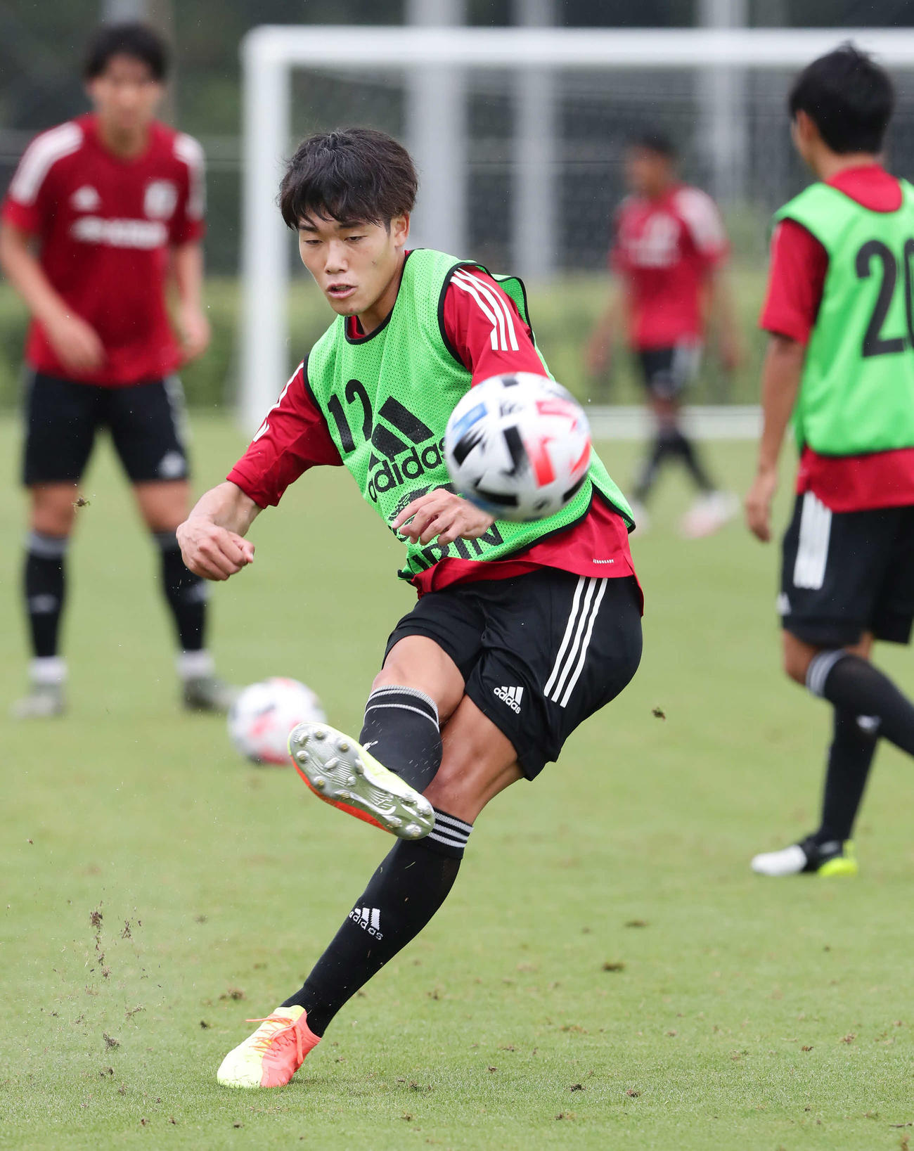 U－19日本代表候補合宿で豪快なシュートを放つ染野（撮影・丹羽敏通）