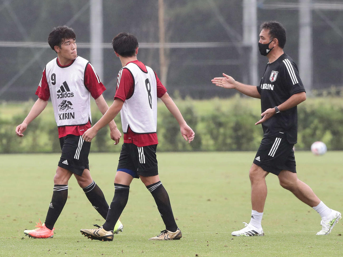 紅白戦の合間に染野（左）と話すU－19日本代表の影山監督（右）（撮影・丹羽敏通）