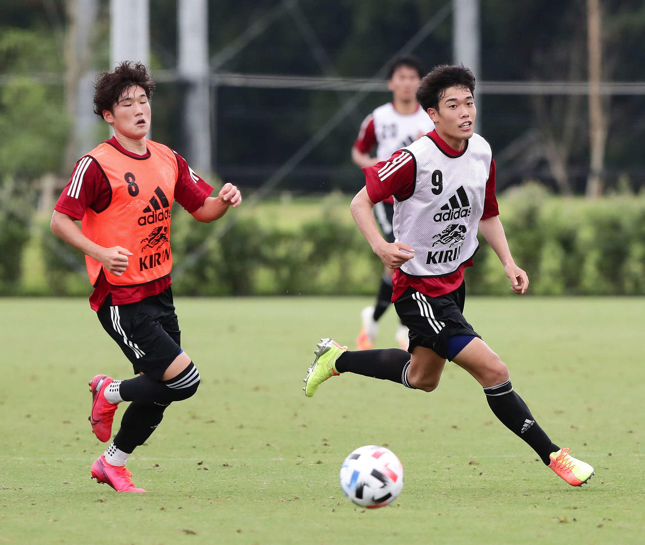 紅白戦で軽快な動きを見せる染野（右）（撮影・丹羽敏通）