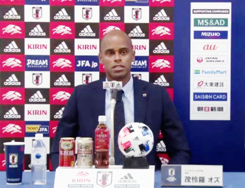 就任記者会見で抱負を語るビーチサッカー日本代表の選手兼任で監督に就く茂怜羅オズ氏（共同）