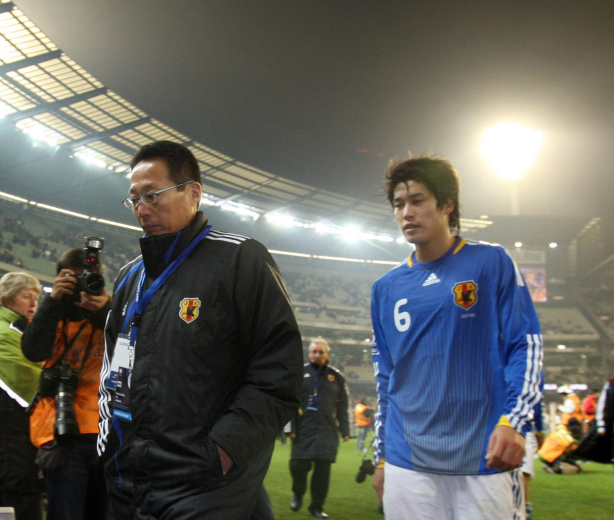 W杯アジア最終予選オーストラリア戦　1－2で敗れて引き揚げる岡田武史監督（左）と内田篤人（09年6月17日）
