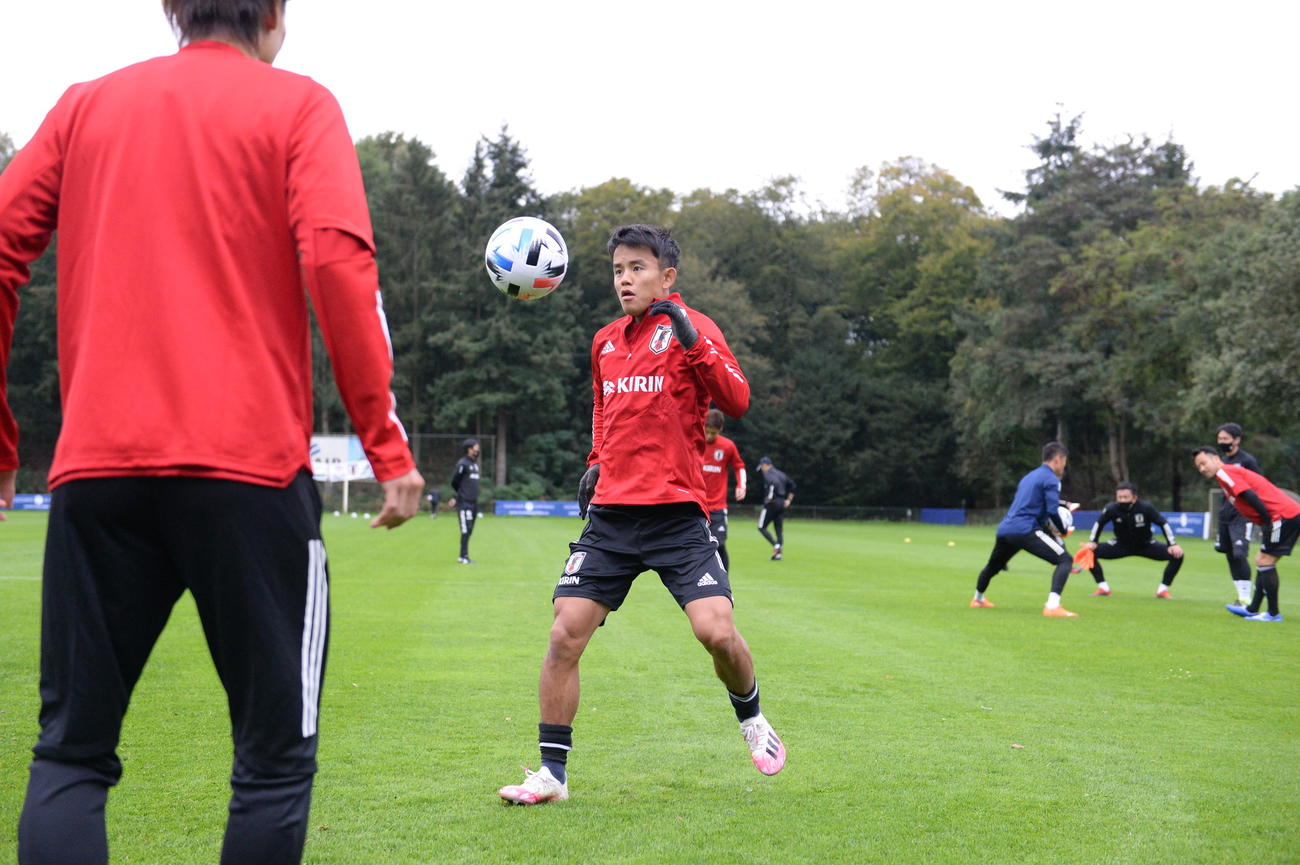 カメルーン戦に向けて練習を開始した久保（C）JFA