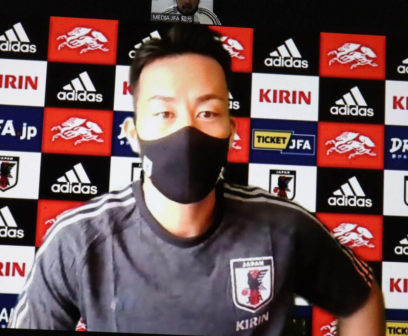 マスク姿でオンライン会見に登場した日本代表DF吉田