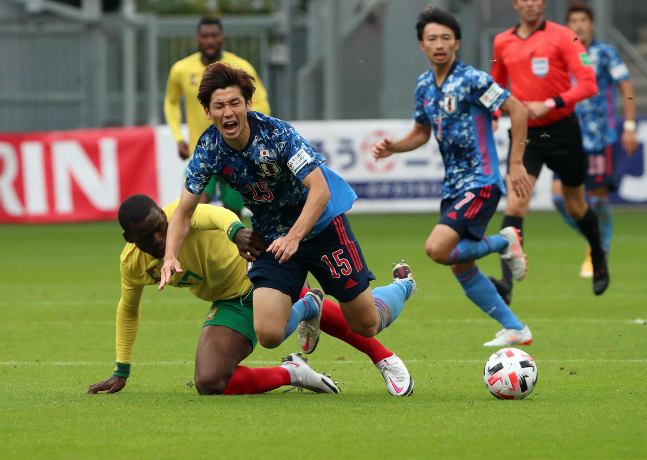 日本対カメルーン　後半、激しいタックルを受ける大迫（撮影・PNP）