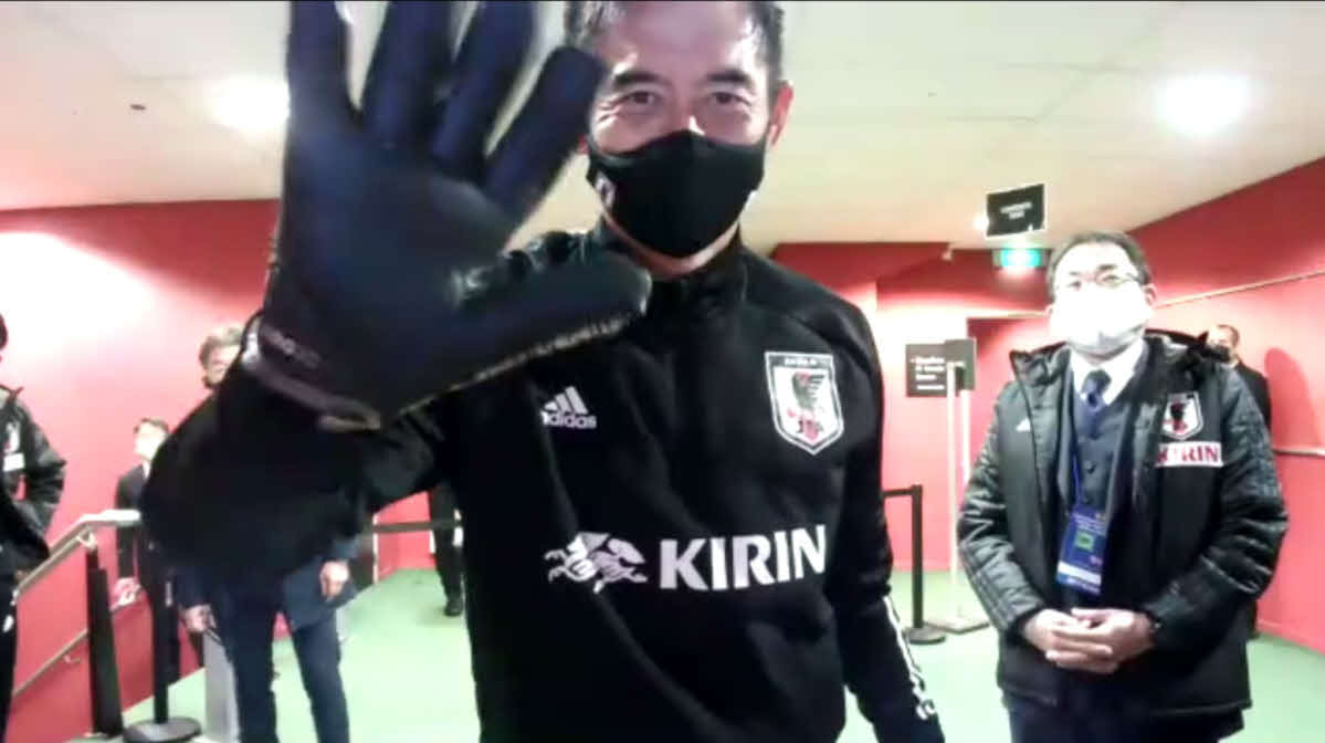 日本－カメルーン戦前に行われたオンラインイベントでファンへ手を振る川口GKコーチ　