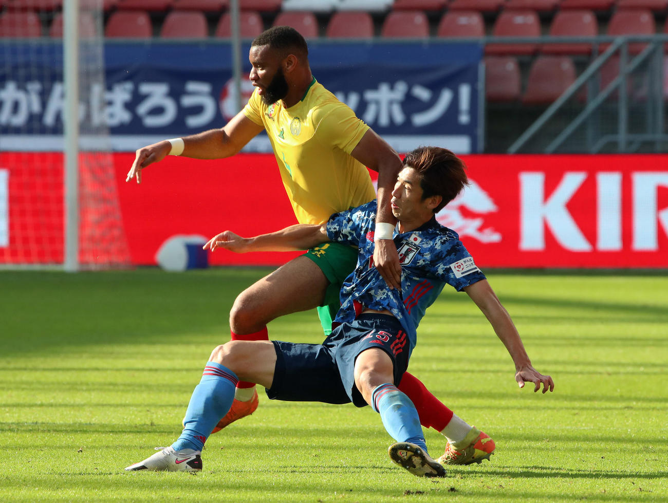 日本対カメルーン　後半、競り合ってた際に倒される大迫（右）（撮影・PNP）
