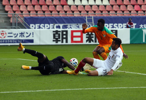 日本対コートジボワール　前半、鈴木（右手前）がゴール前に飛び込むもゴールならず（撮影・ＰＮＰ）