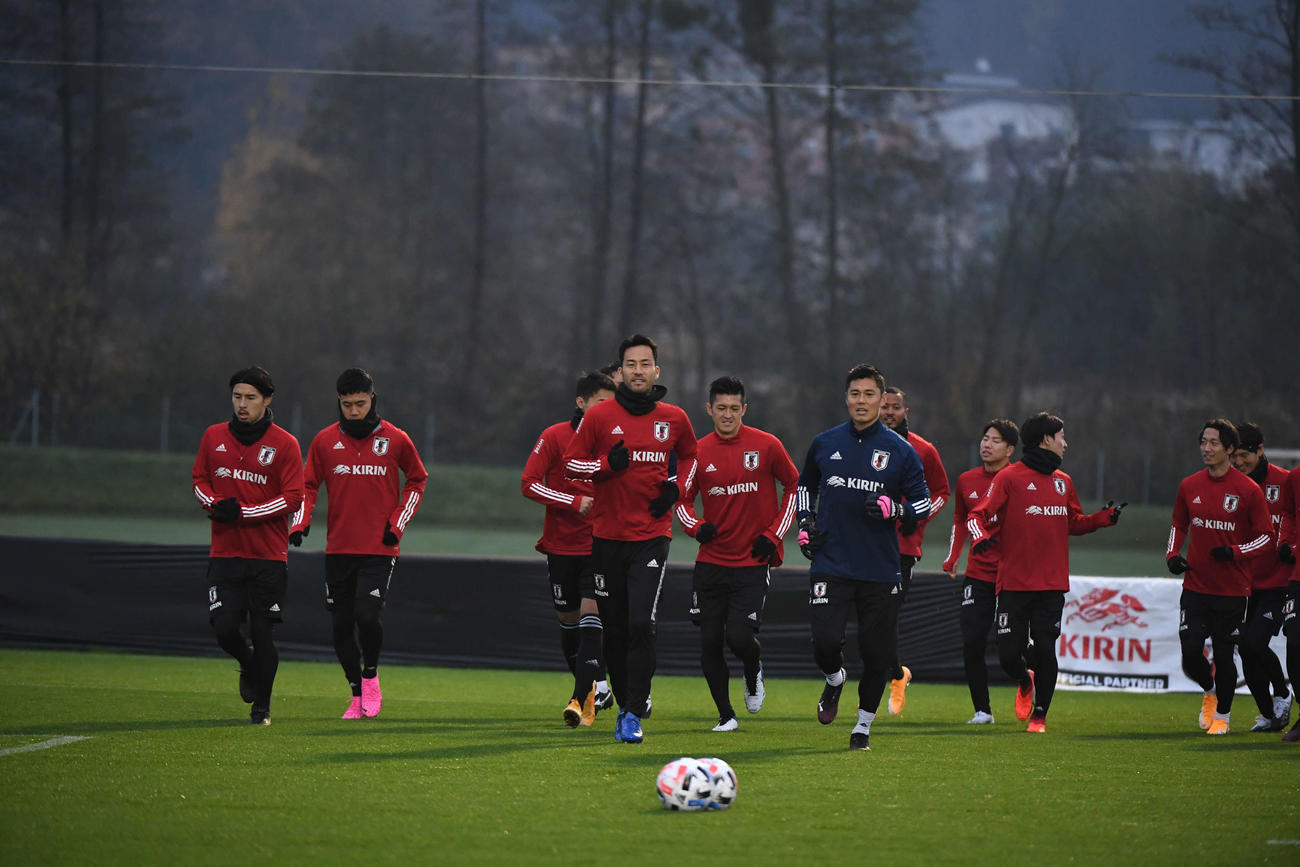 オーストリア遠征の合宿初日にランニングなどで調整する吉田麻也（中央左）ら日本代表イレブン（日本サッカー協会提供）＝2020年11月9日　