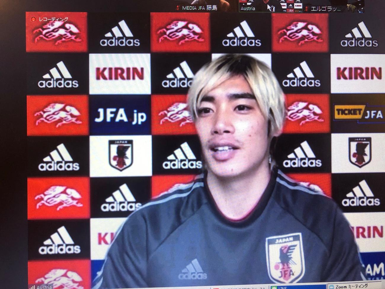ズーム取材で対応する日本代表のFW伊東純也