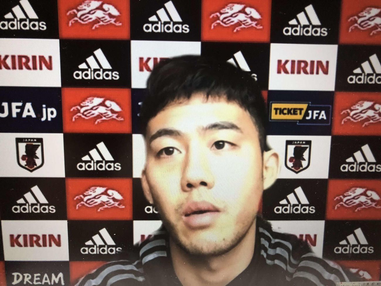 オンラインで取材対応する日本代表MF遠藤