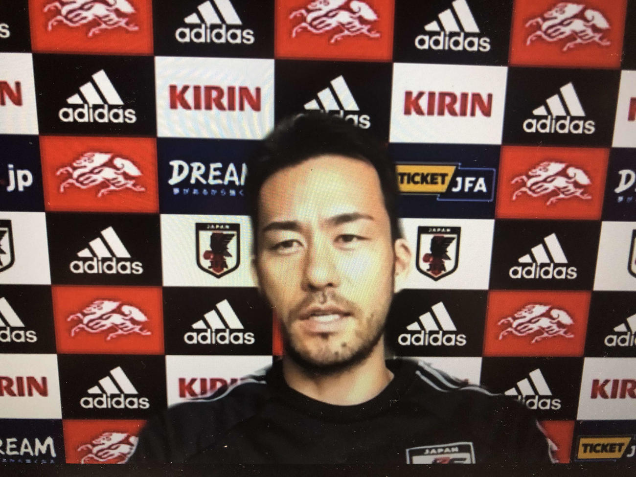 オンラインで取材対応する日本代表DF吉田