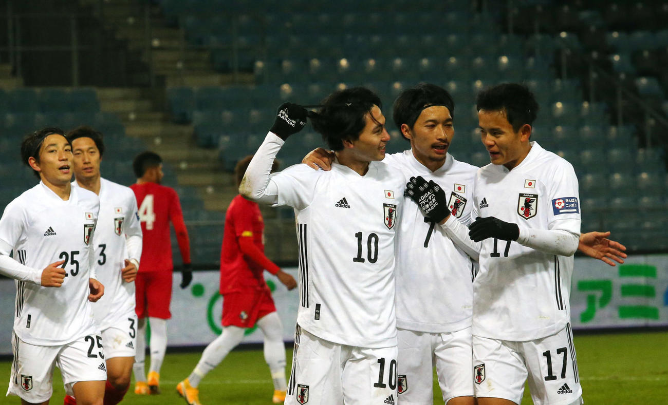 日本対パナマ　後半、PKで先制ゴールを決めたMF南野（中央）はMF柴崎（右から2人目）、MF久保（右）と喜ぶ（撮影・PNP）