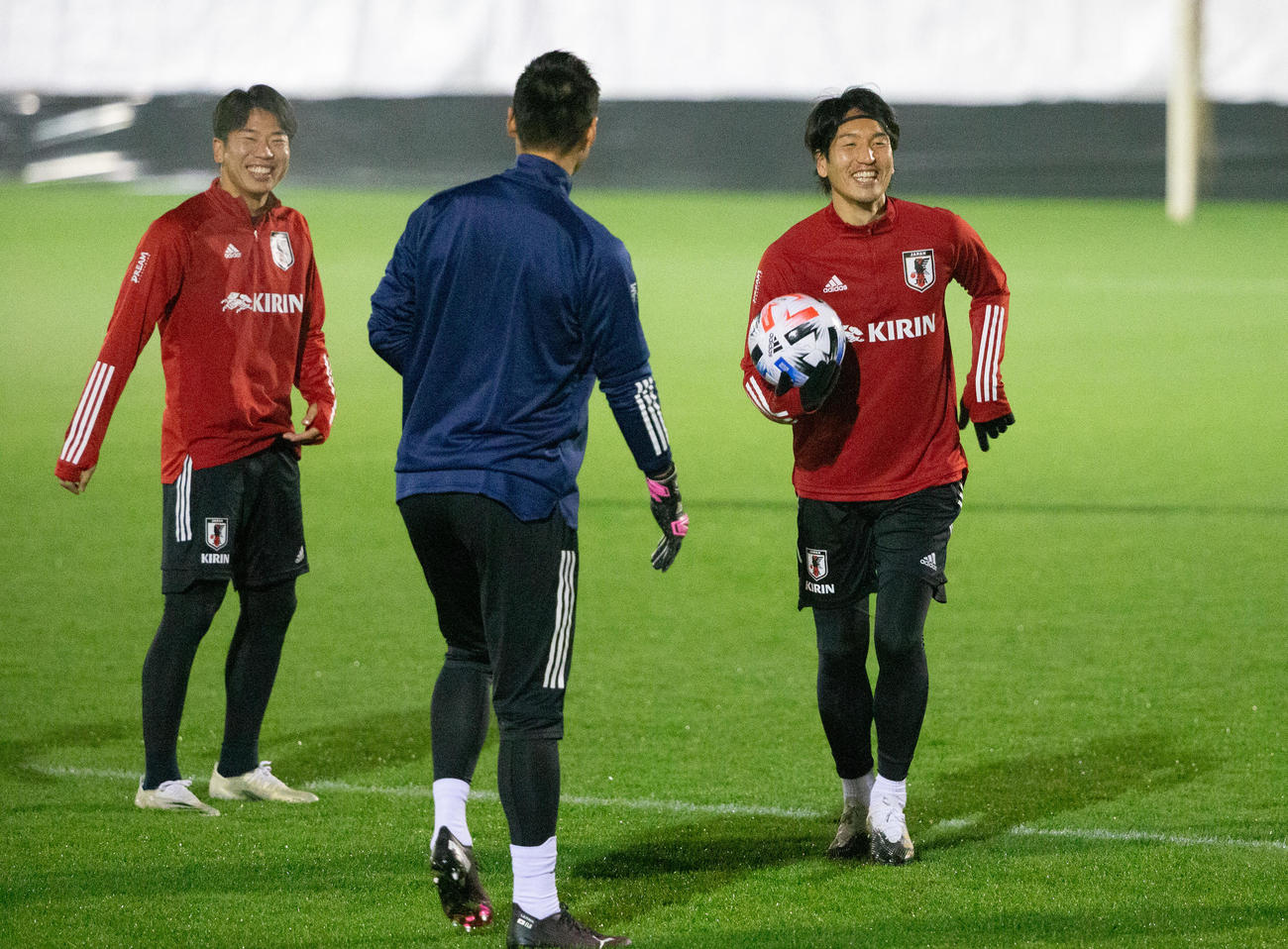 笑顔で調整する浅野拓磨（左）と原口元気（撮影・PNP）