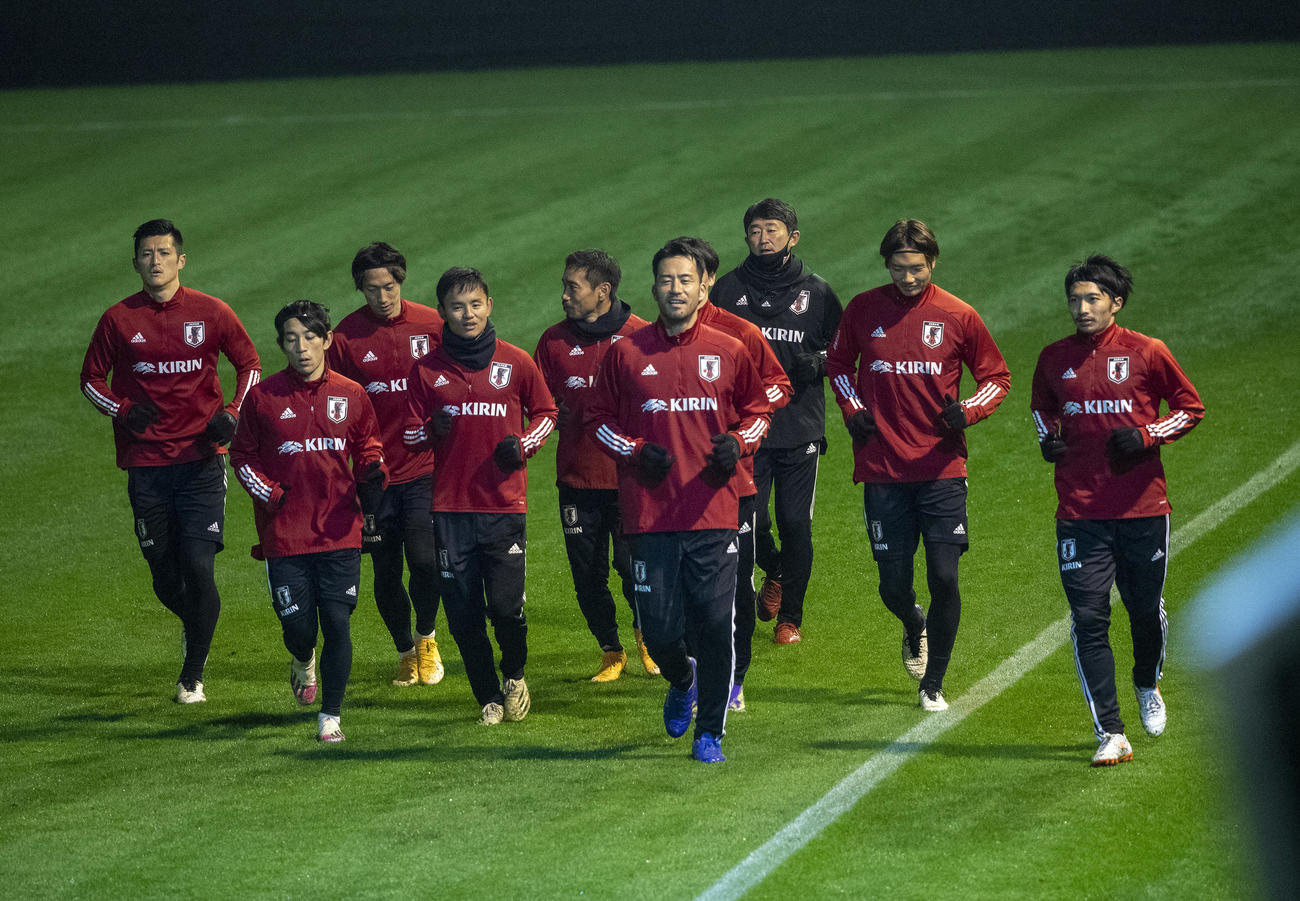 ランニングをする吉田（中央）。左から植田、三好、室屋、久保、長友、1人おいて松本コーチ、板倉、柴崎（撮影・PNP）
