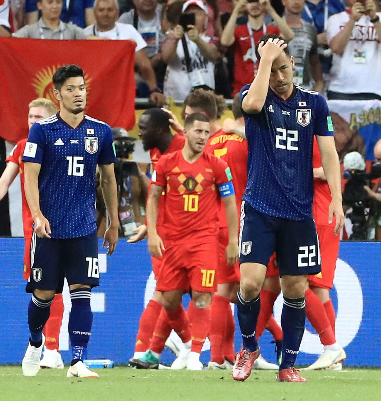 18年7月、W杯ベルギー戦で、後半ロスタイム、ナセル・シャドリに勝ち越しゴールを決められ厳しい表情の吉田（右）。左は山口蛍