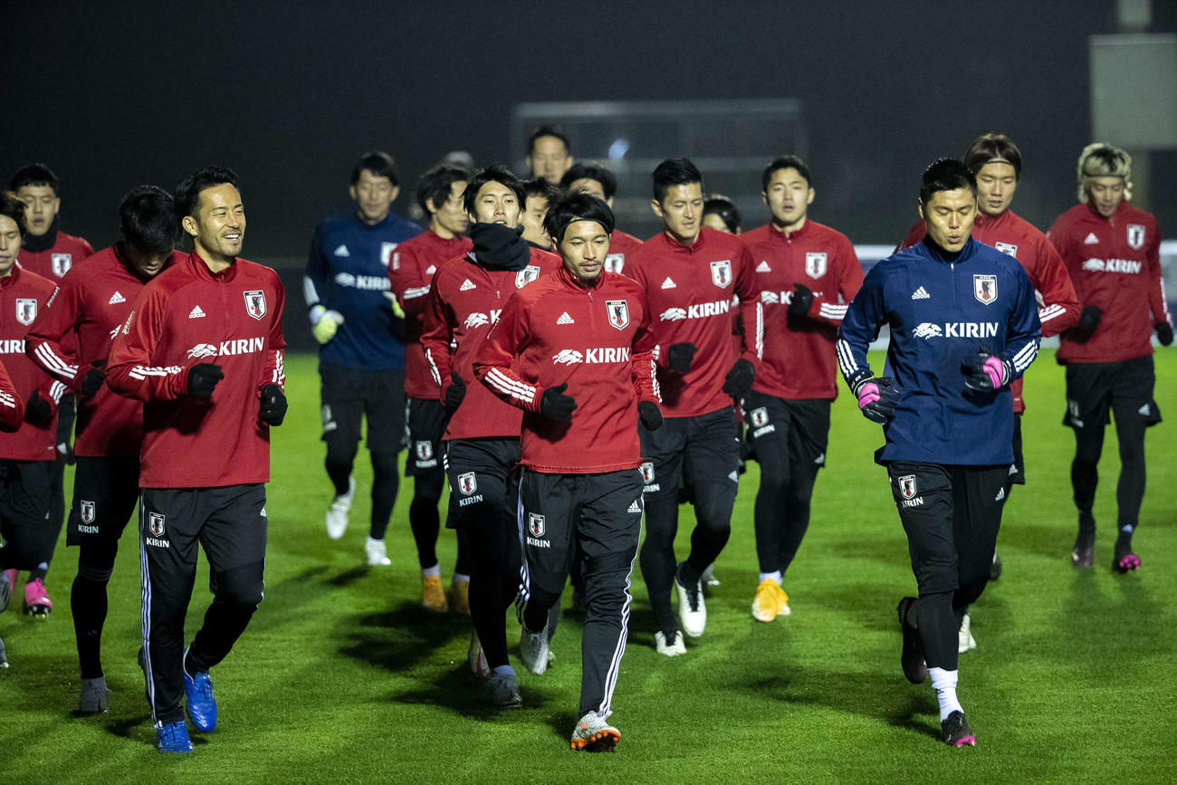 15日、ランニングする柴崎（中央）ら日本代表の選手たち。左は吉田、右はGK川島（撮影・PNP）