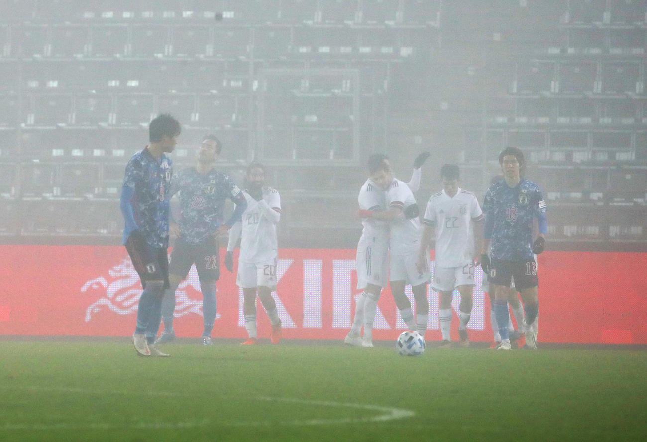 日本対メキシコ　後半、失点し厳しい表情の吉田（左から2人目）ら日本代表。右端は橋本（撮影・PNP）