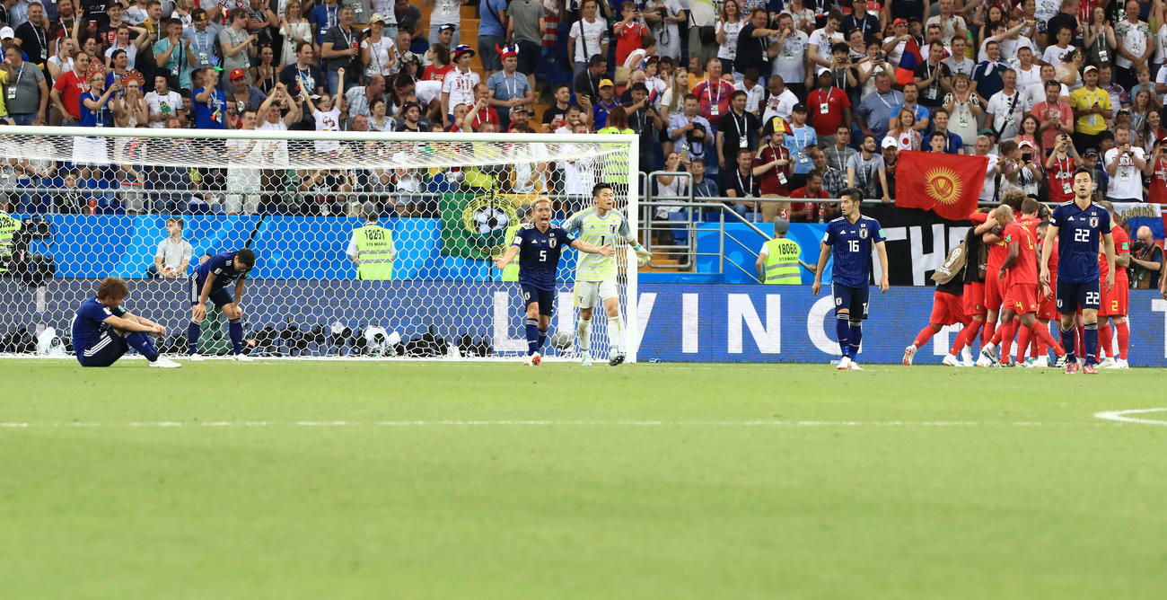 W杯ロシア大会、後半ロスタイム、ベルギーのシャドリに勝ち越しゴールを決められ選手を鼓舞する長友（中央左）とGK川島（同右）
