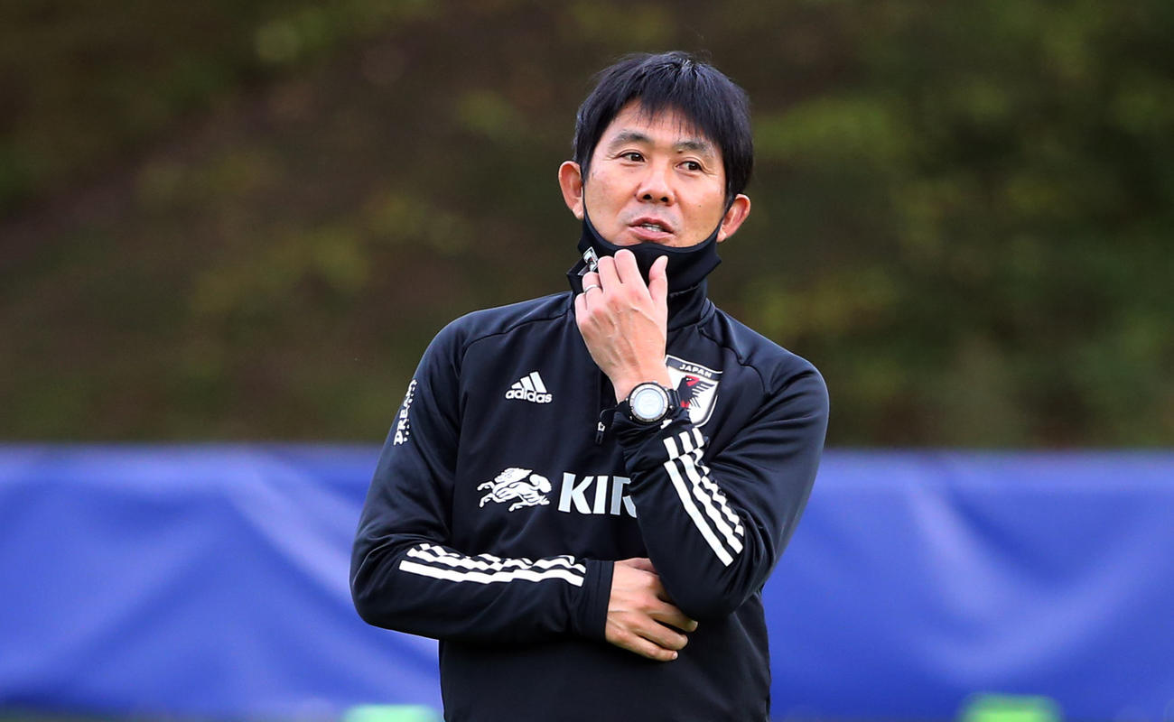 日本代表練習　選手の動きを見つめる森保監督（撮影・PNP）