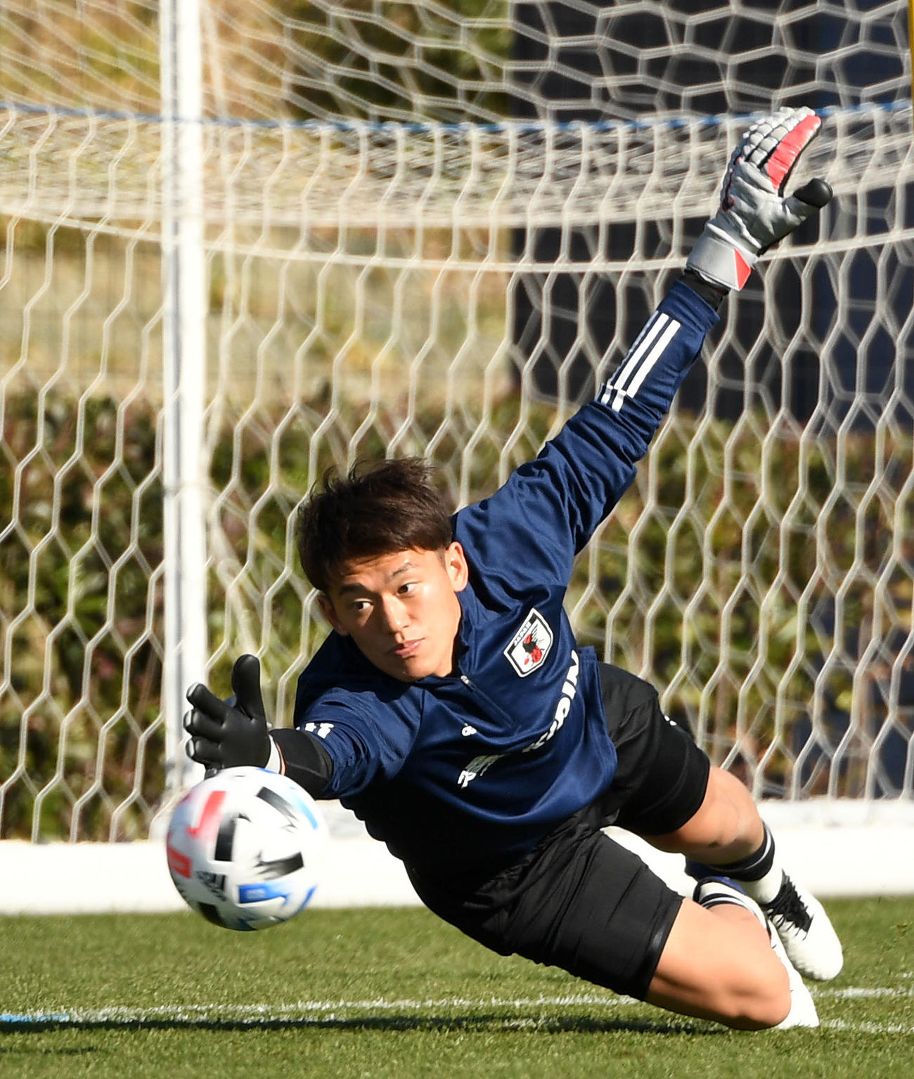 軽快な動きを見せるGK沖（撮影・横山健太）
