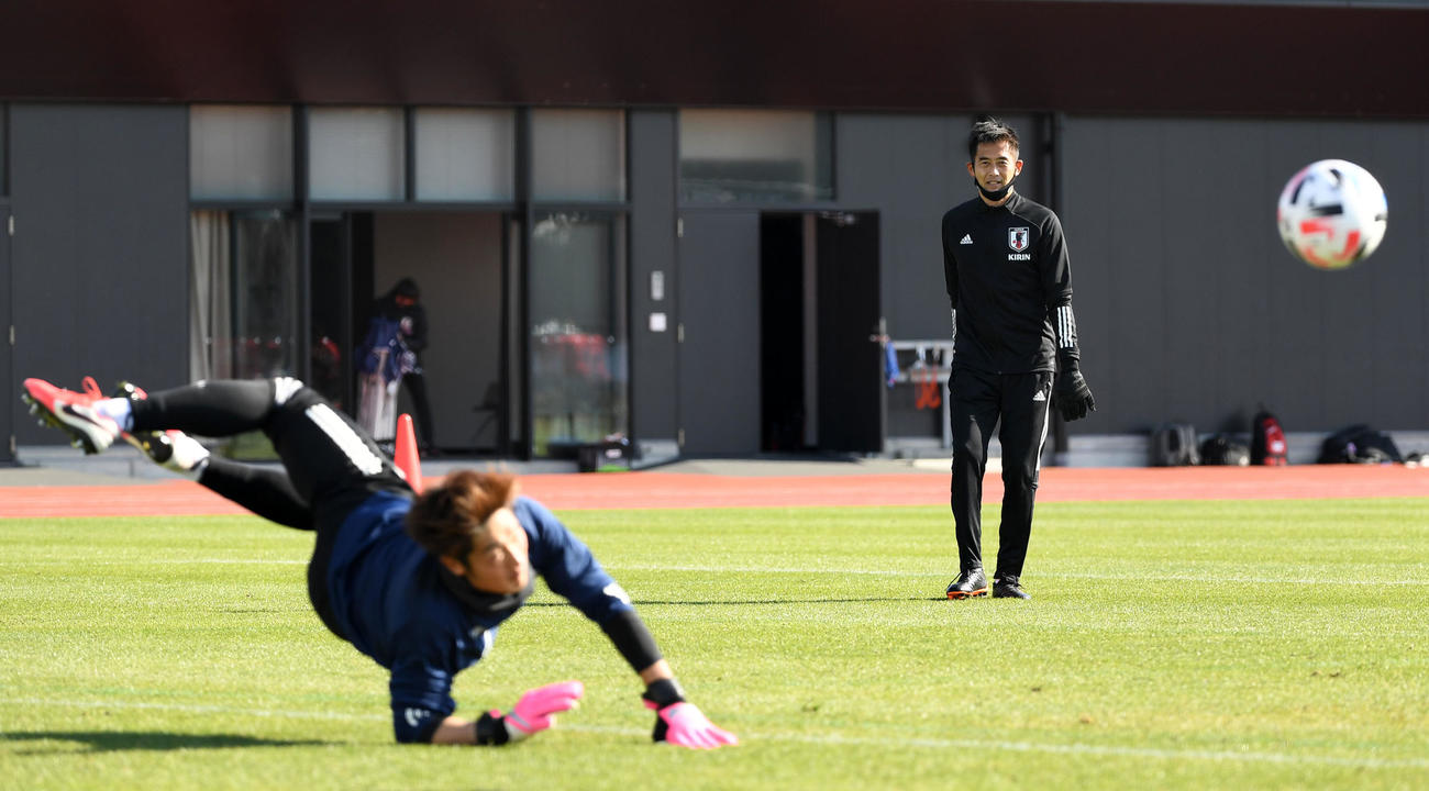 GKの選手たちを指導する川口コーチ（撮影・横山健太）