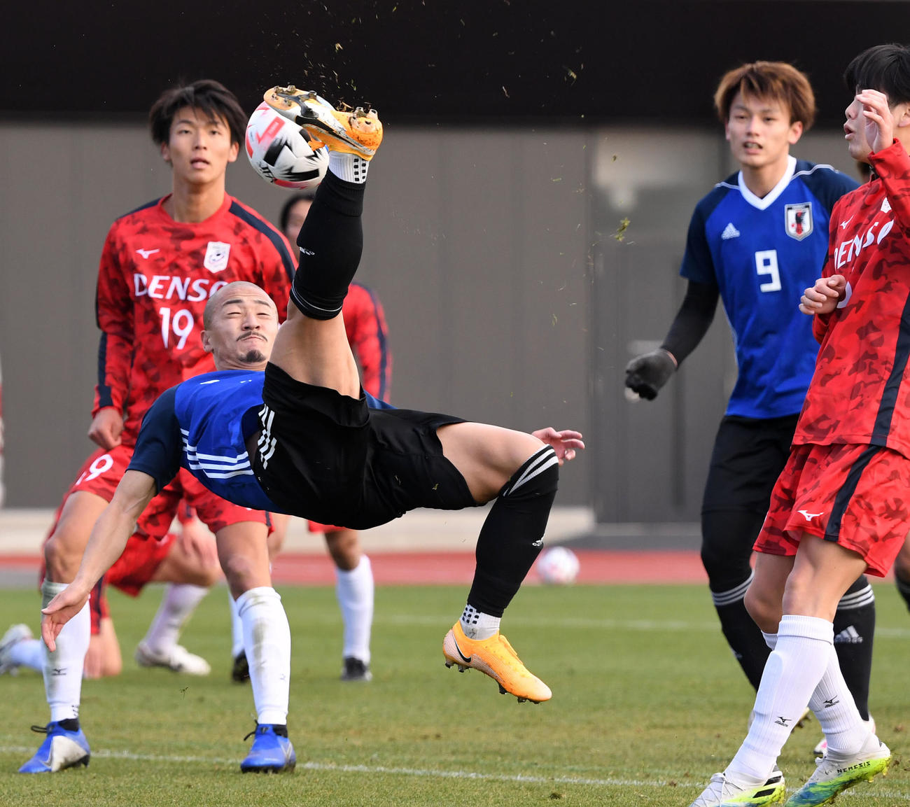 U－23日本代表候補対関東大学選抜　バイシクルシュートを放つ前田（左）。右は上田（撮影・横山健太）