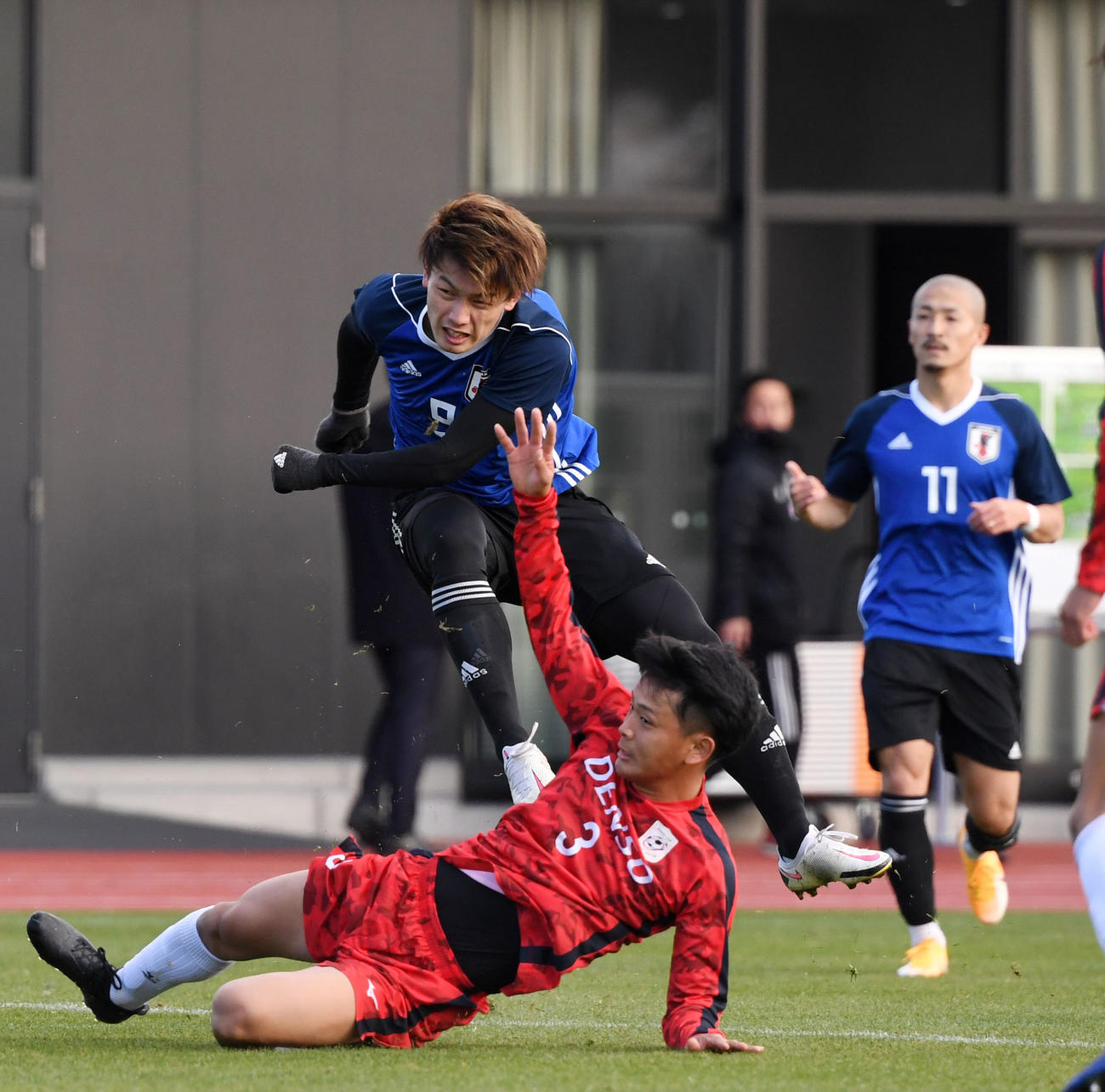 U－23日本代表候補対関東大学選抜　シュートを放つ上田（左）。右は前田（撮影・横山健太）