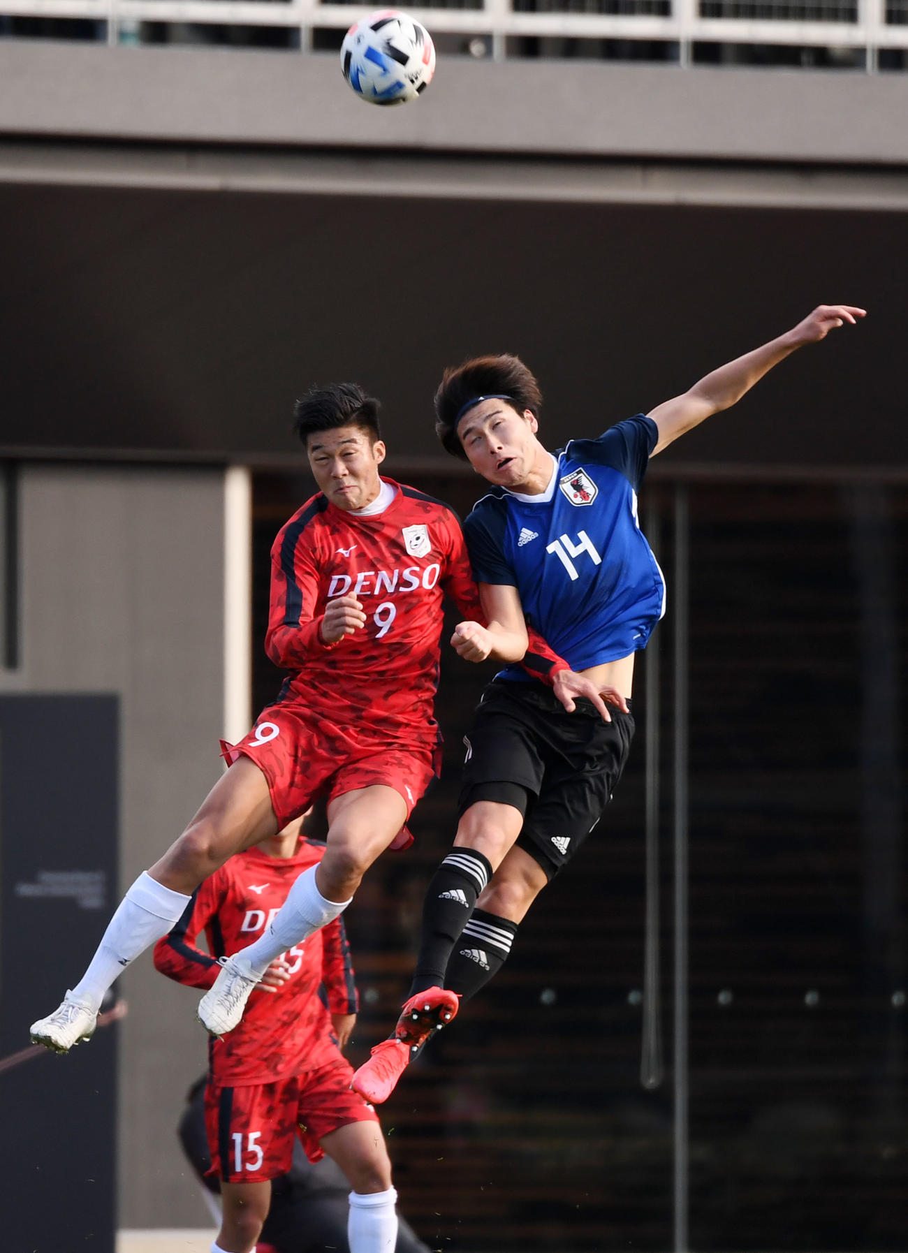 U－23日本代表候補対関東大学選抜　競り合う橋岡（右）（撮影・横山健太）