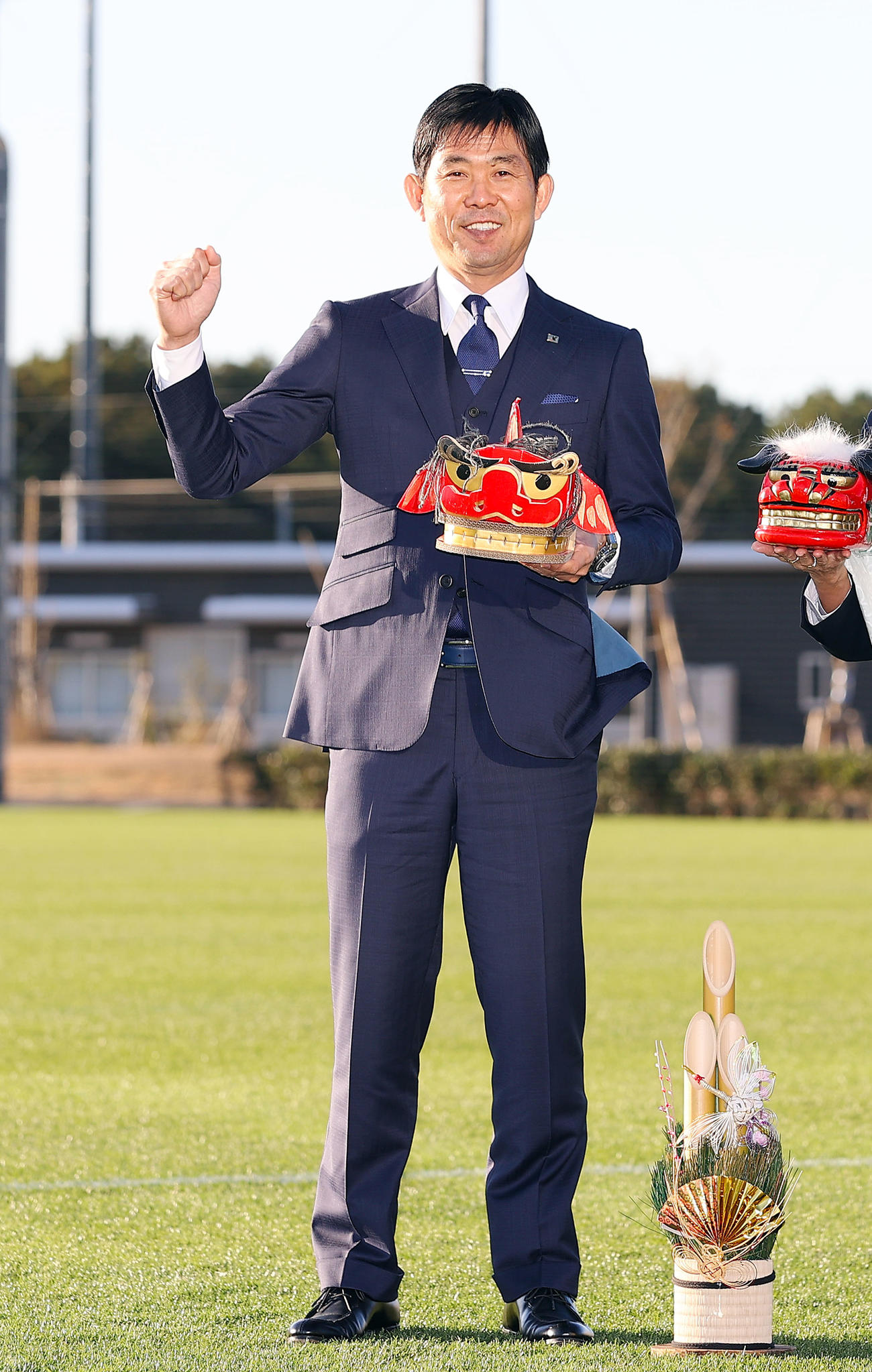 獅子舞を手に笑顔で写真に納まるサッカー日本代表森保監督（代表撮影）