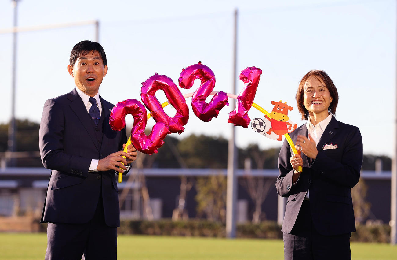 笑顔で写真に納まるサッカー日本代表森保監督（左）となでしこジャパン高倉監督（撮影・垰建太）
