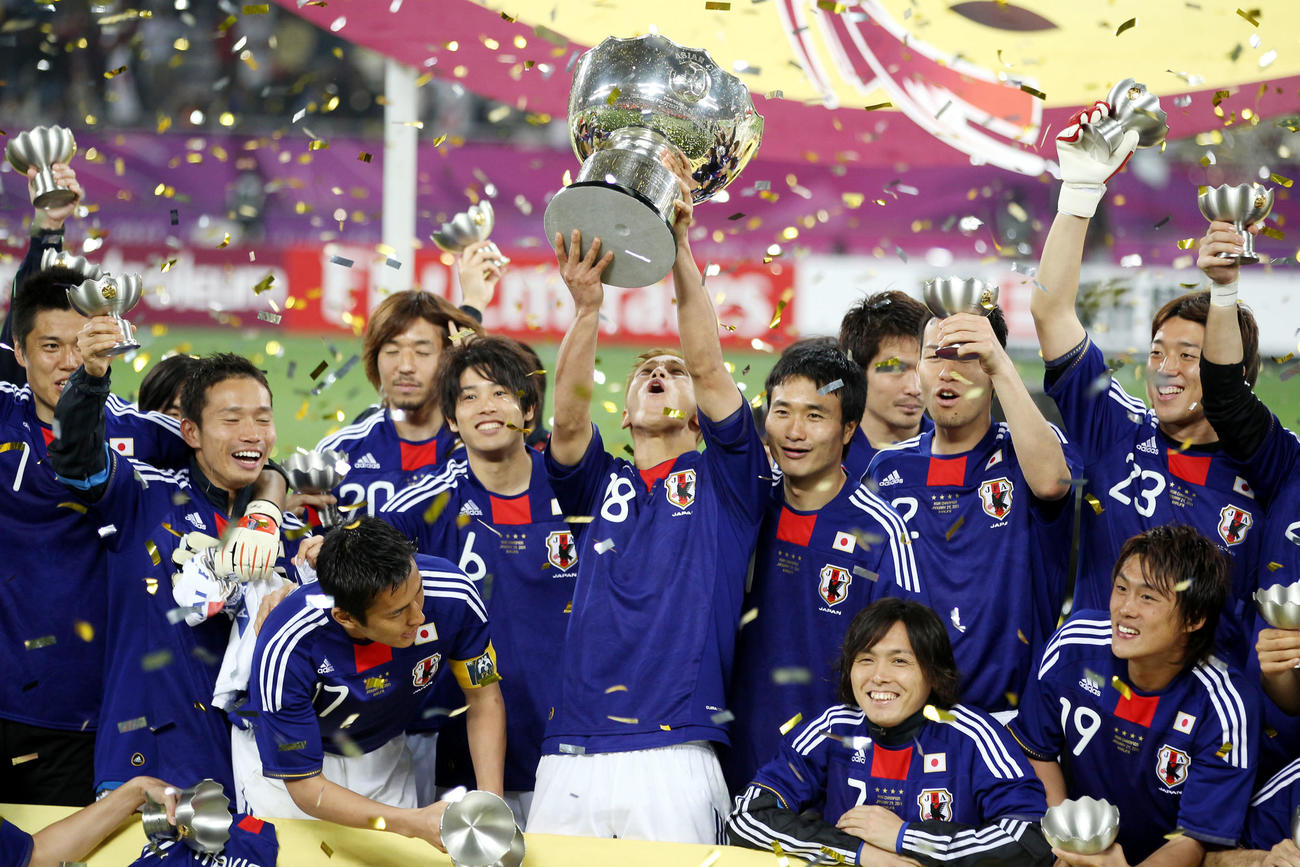 11年1月29日、アジア杯の優勝カップを高々と持ち上げて大喜びする本田（中央）と日本代表イレブン