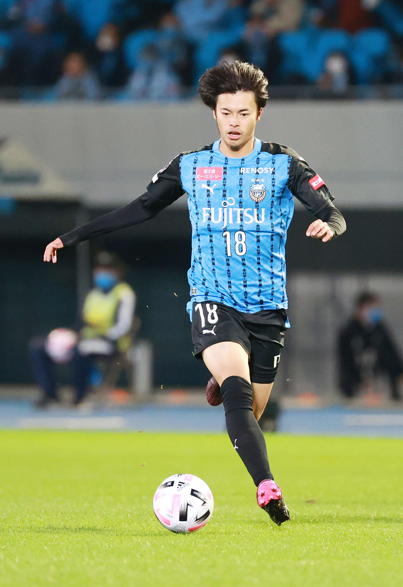 ドリブルする川崎F・MF三笘薫（20年11月25日撮影）