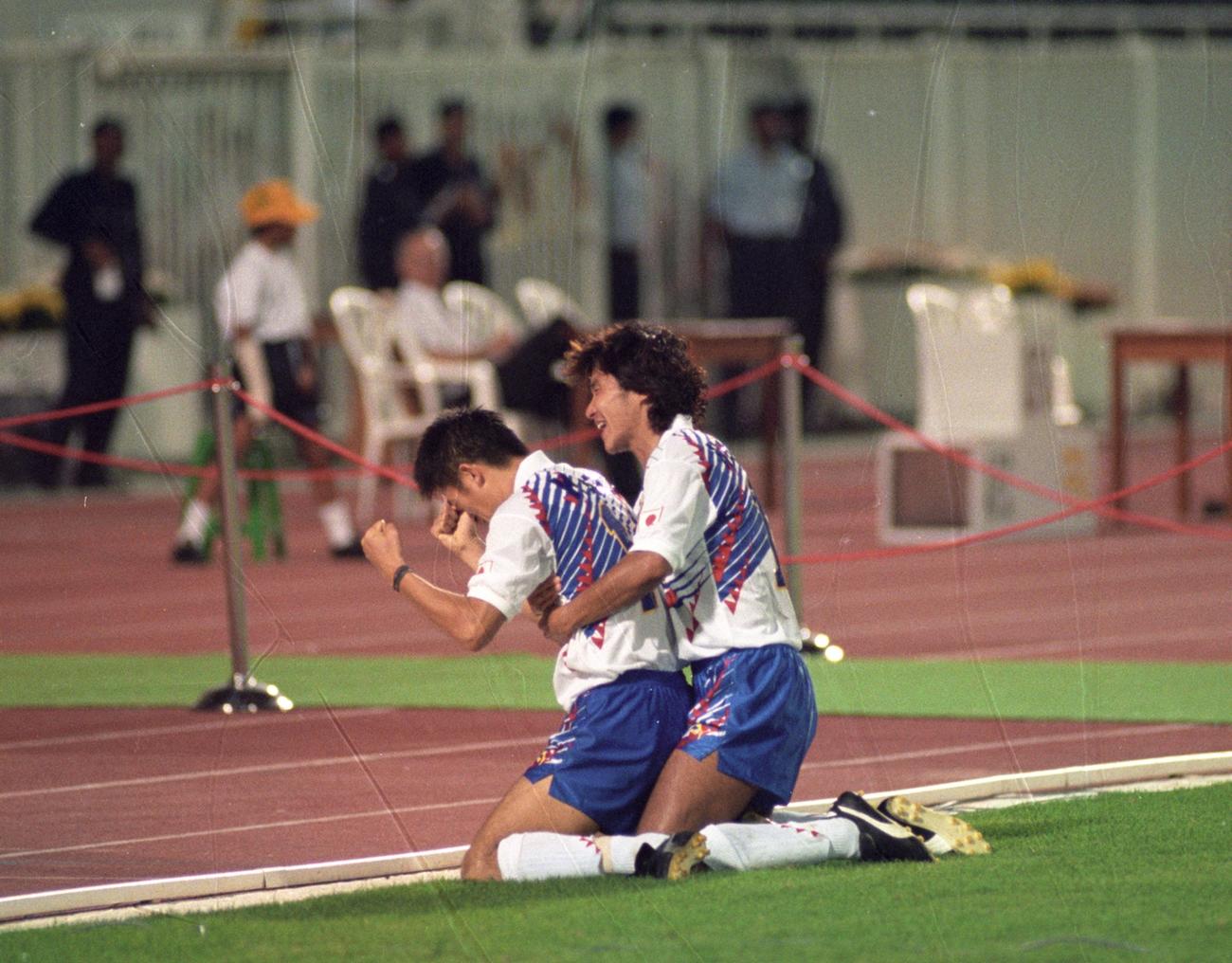 W杯最終予選の韓国戦で決勝ゴールを決め喜ぶ三浦知良（カズ）（左）と中山雅史＝1993年10月25日