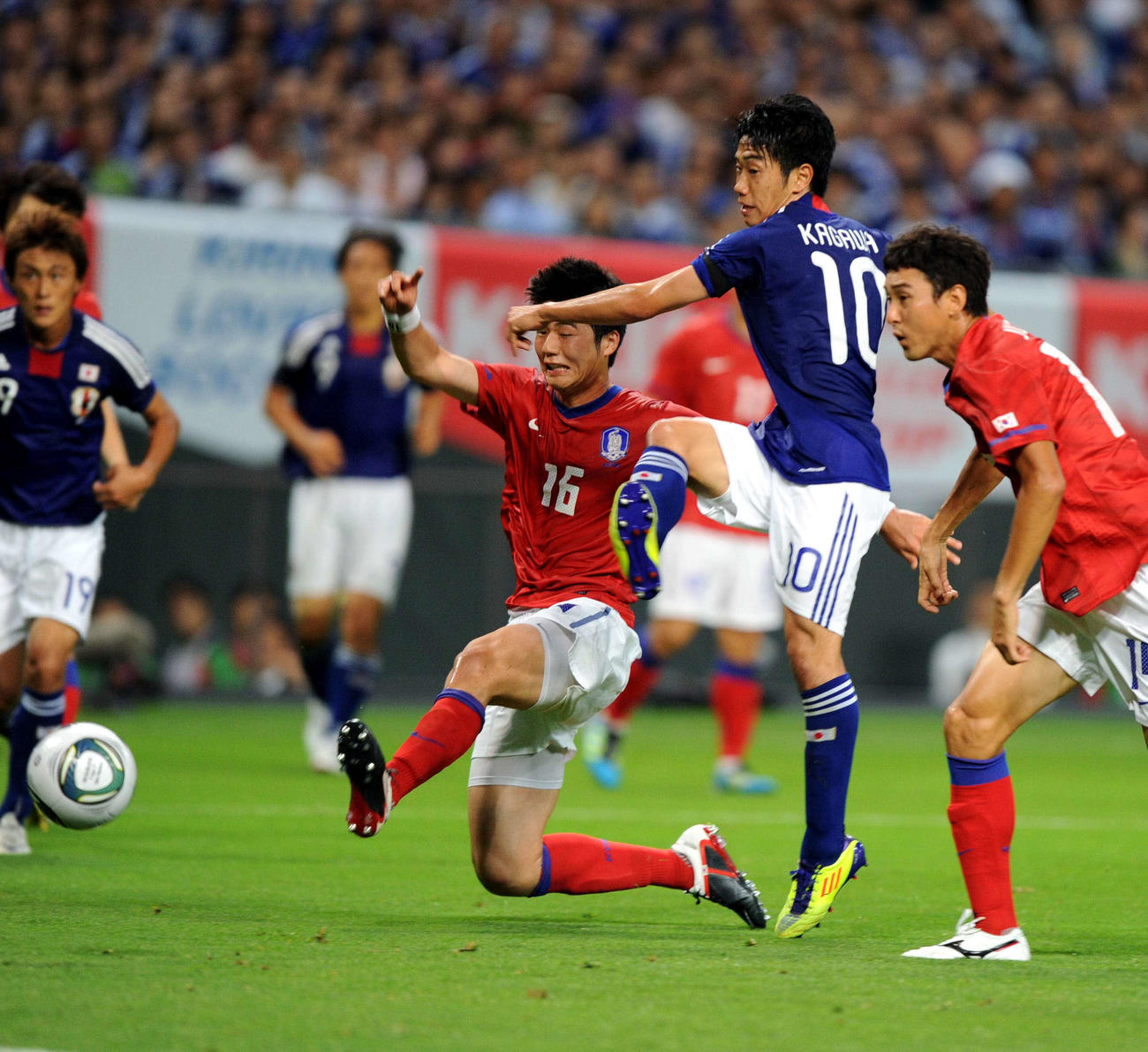 2011年8月10日の韓国戦の前半35分、相手マークを外し右足で先制ゴールを決める香川