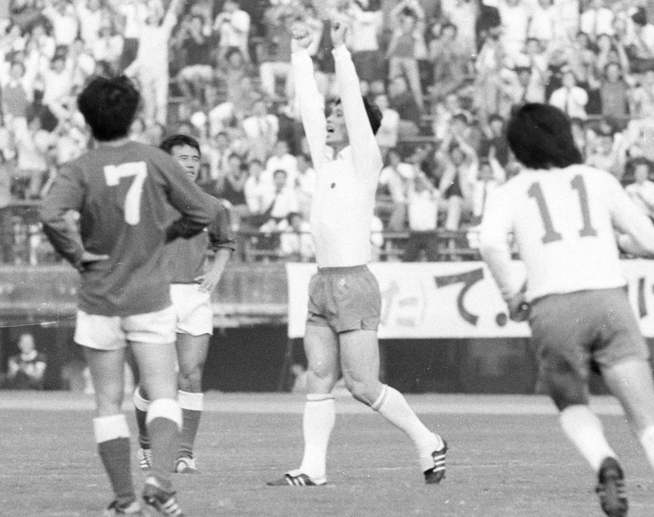 74年9月、親善試合の韓国戦で、ゴールを決め喜ぶ釜本邦茂