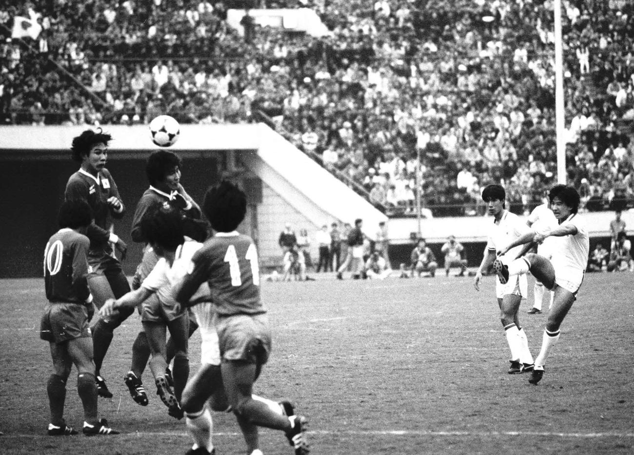 85年10月、W杯メキシコ大会アジア最終予選の日本－韓国戦で、直接FKを決める木村和司（後方右端）