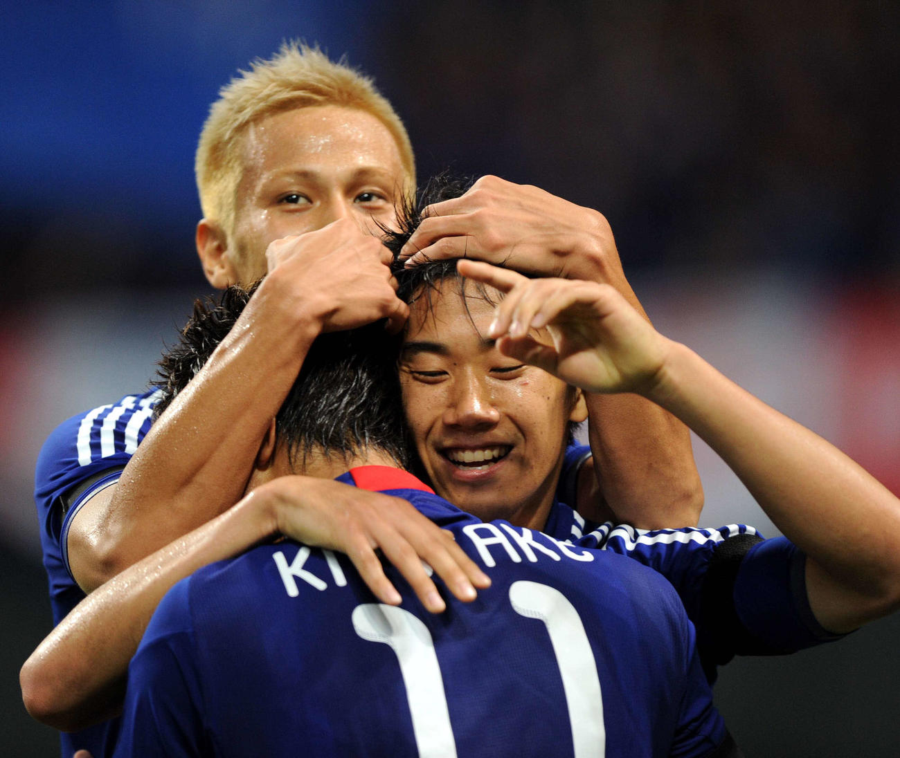11年8月、親善試合の韓国戦で、この日2点目となるゴールを決めた香川（後方右）は、アシストの清武を抱きしめる。後方左は本田