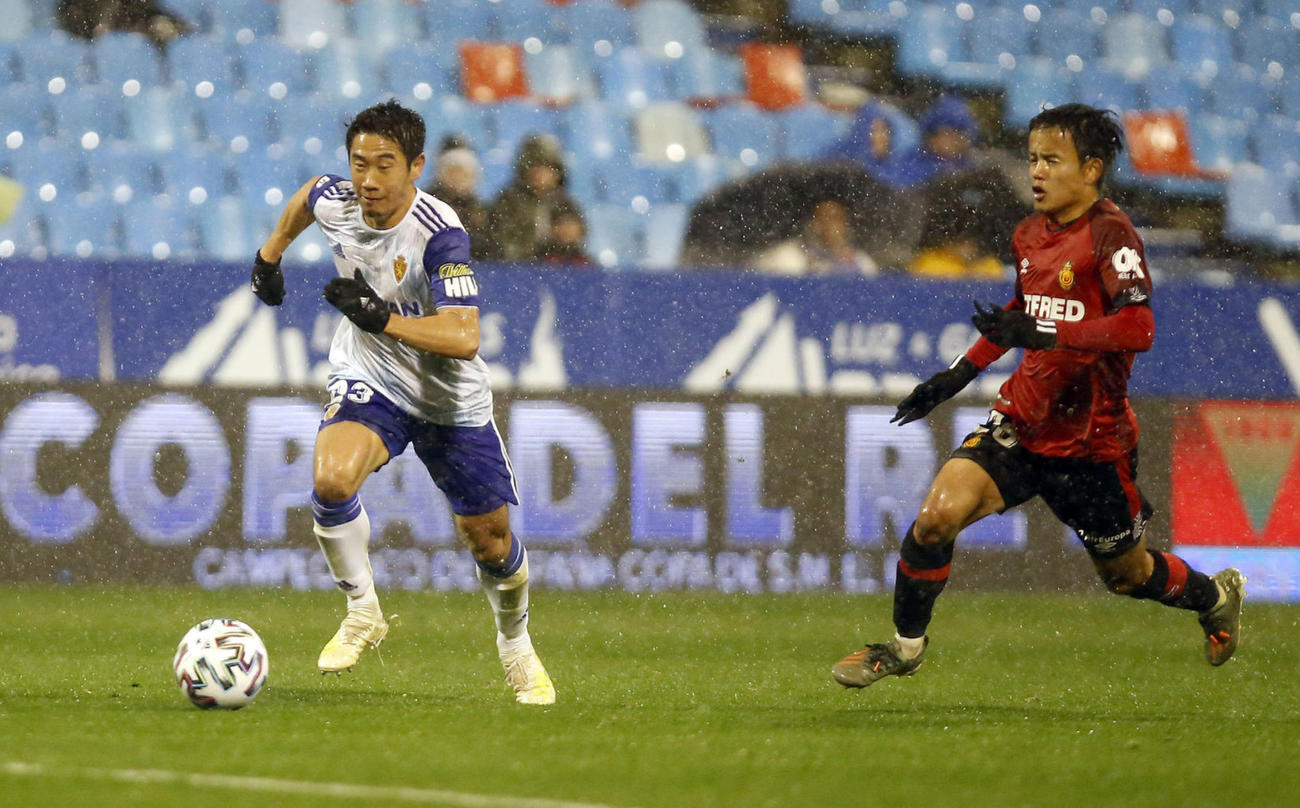 サッカー・スペイン国王杯3回戦　サラゴサ対マジョルカ　ドリブルで攻め込むサラゴサMF香川真司（中央）と、追うマジョルカMF久保建英（右）（2020年1月21日撮影）