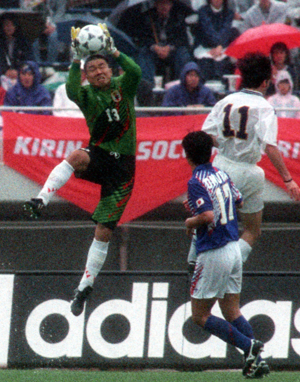 日本代表に選出された神戸GK前川の父和也氏（左）は日本代表でもプレーした＝1995年5月21日
