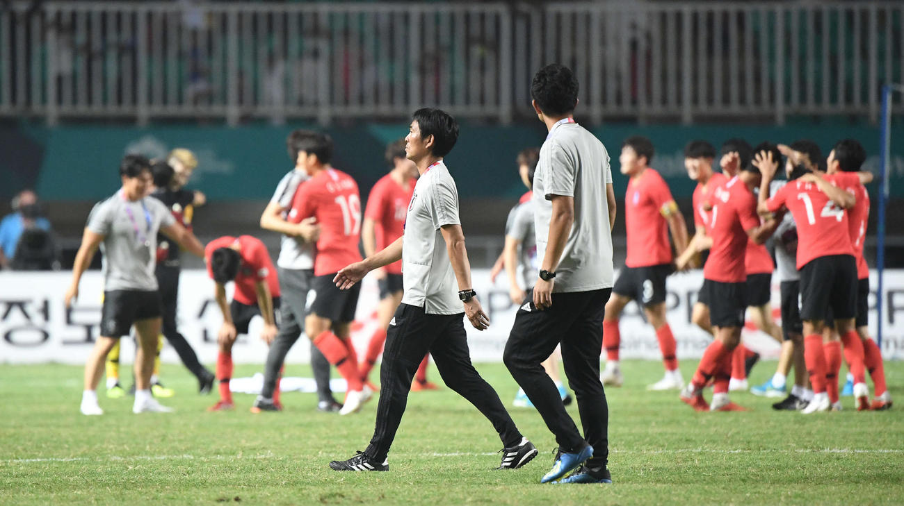 18年9月、アジア大会決勝で韓国に敗れた森保監督（左手前）